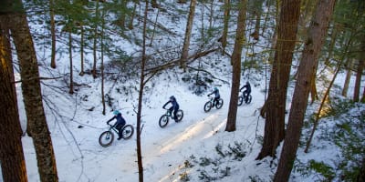 Mountain bike trail in winter at  Montebello, vélo de montagne.