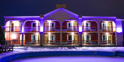 Exterior of the Motel Le Classique in winter.