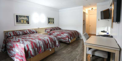 Room with two beds at Motel Le Classique.