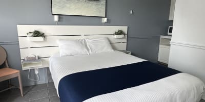 A bed in one of the rooms at Le Refuge Motel.