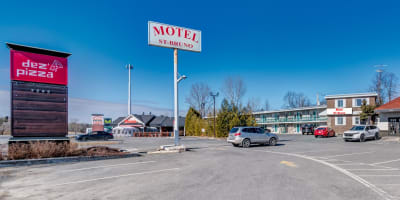 Motel Saint Bruno - Parking in front of the motel