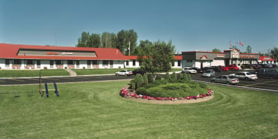 Motel Souvenir - Paysagement bien entretenu en avant du motel