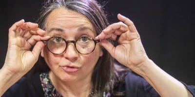 Moulin de laine d'Ulverton - Une femme tient ses lunettes rondes
