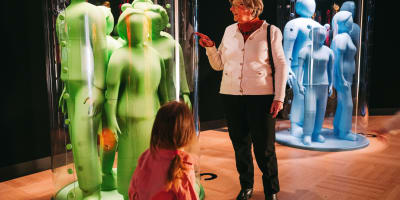 Une grand-maman et sa petite-fille admirant une exposition.