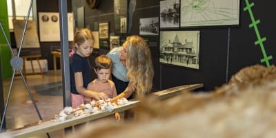 Famille regardant une exposition.