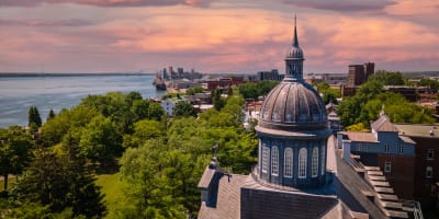 Vue aérienne du Musée des Ursulines de Trois-Rivières au coucher de soleil.