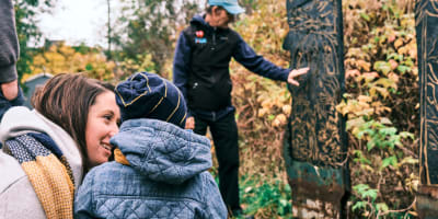 Ilnu Museum of Mashteuiatsh - In nature, a mother and child watch an educator