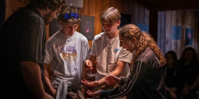 Des jeunes à l'Observatoire de l'Astroblème de Charlevoix.