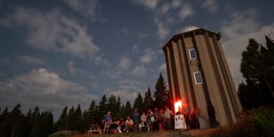 L'Observatoire du Mont-Cosmos la nuit.
