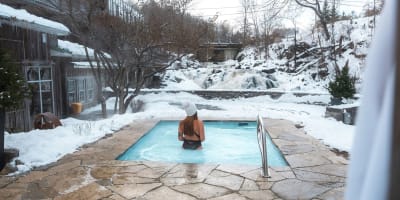 Outdoor spa in winter at Moulin Wakefield Hotel & Spa.