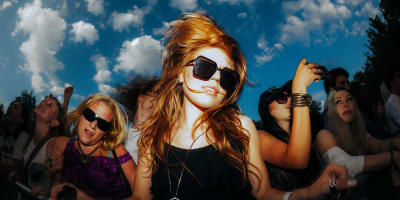 Femme dansant dans la foule.