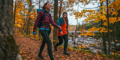 Women hiking during Fall at Parc de la rivière Batiscan.