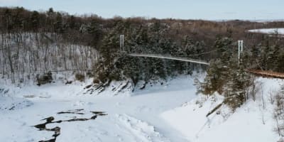 Vue aérienne de la passerelle au-dessus de la rivière en hiver.