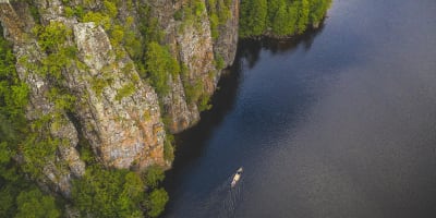 Vue aérienne de personnes en canot au Parc national d’Aiguebelle.