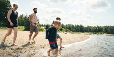 Une famille à la plage du Parc national de Frontenac.