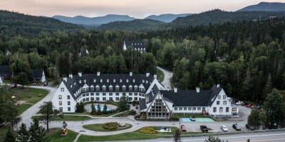 Vue aérienne du Gîte du Mont-Albert en été.