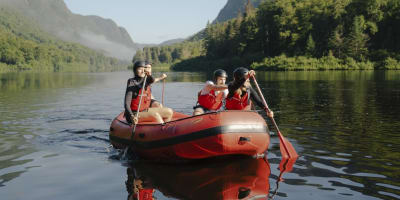 Un groupe faisant du miniraft sur la rivière au Parc National de la Jacques-Cartier