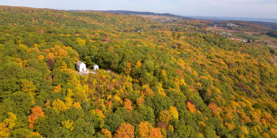Vue aérienne du Parc national d'Oka en automne.