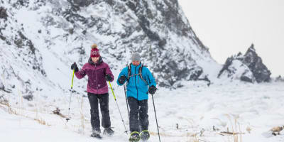 Un couple en raquette au Parc national du Bic.