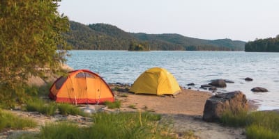 Parc régional du Poisson Blanc - Deux tentes sur le bord de l'eau