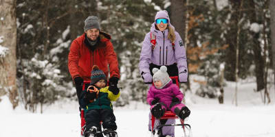 Famille qui fait de la luge en hiver.