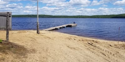 Plage et quai du Pavillon de l'Esturgeon.