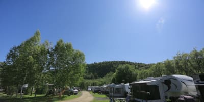 camping_au_bord_de_la_riviere_1