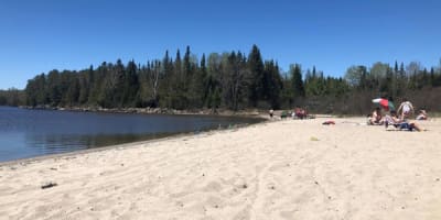 plage_du_lac_aux_araignees_1