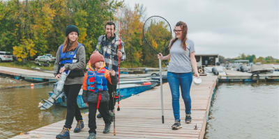 Famille sur un quai partant à la pêche.