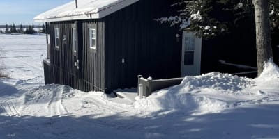 Pourvoirie Fern - Chalet noir en hiver