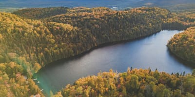Vue aérienne de la Pourvoirie Richard en automne.