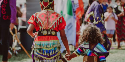 Deux jeunes filles autochtones ornées leur regalia au pow-wow.