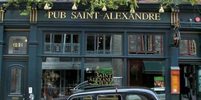 Taxi noir black cab devant le pub. 