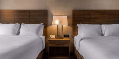 Quality Hotel Dorval Aéroport - Two beds separated by a nightstand