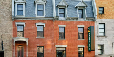 Quality Inn Centre-Ville - Red brick facade of the hotel