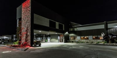 Quality Inn & Suites Matane - Front of the hotel at night