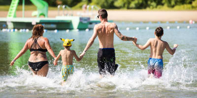 Famille dans l'eau à la plage de RécréoParc.