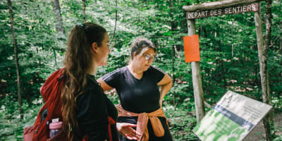 Deux femmes lisant un panneau d'interprétation.