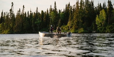 Deux personnes pêchent en chaloupe à la Réserve faunique Ashuapmushuan.