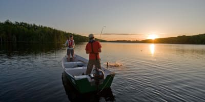 Deux personnes en chaloupe pêchent à la Réserve faunique du Saint-Maurice.