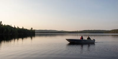 Pêche en chaloupe à la Réserve faunique Mastigouche.