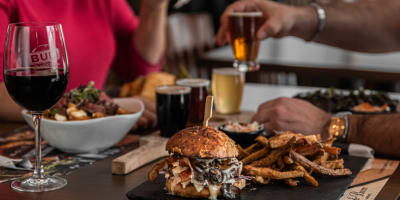 Couple dégustant un plat, Resto-Pub Belles & Bum.