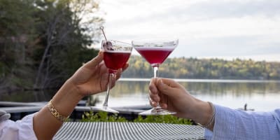  Friends raise a toast at Bistro Le Cove in the Ripplecove Hôtel & Spa in the Eastern Townships.