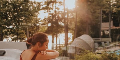 Femme dans un spa au Ripplecove.