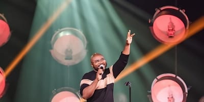 Rire sous le Soleil - Comedian on stage