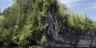 Rafting en rivière en été. 