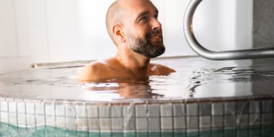 Un homme dans un spa au Scandinave Spa Vieux-Montréal.