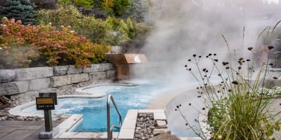 Scandinave Spa Mont-Tremblant - Outdoor spa in autumn.