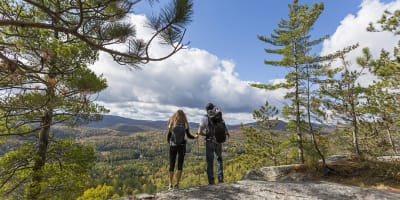 Deux randonneurs au sommet d'une montagne.