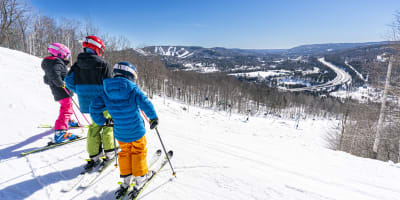 Trois enfants en ski au Sommet Gabriel.